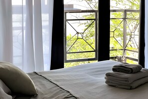 Tabla de planchar con plancha, internet y ropa de cama 