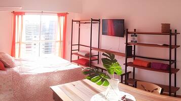 Iron/ironing board, bed sheets