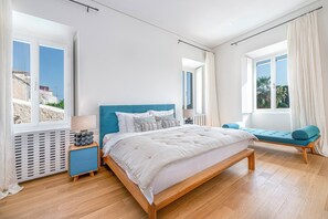 7 Schlafzimmer, Zimmersafe, Schreibtisch, Bügeleisen/Bügelbrett