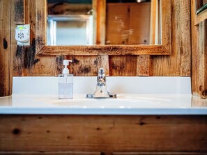 Dusche, Handtücher, Toilettenpapier