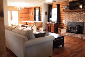 Smart TV, chimenea, reproductor de DVD y futbolito 