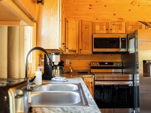 Kylskåp, mikrovågsugn, ugn och spishäll