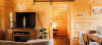 Chantilly Ridge - Hot Tub & Wi-Fi, Near Blue Ridge Parkway