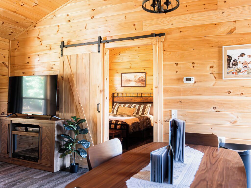 2 makuuhuonetta, työpöytä, ilmainen Wi-Fi, vuodevaatteet