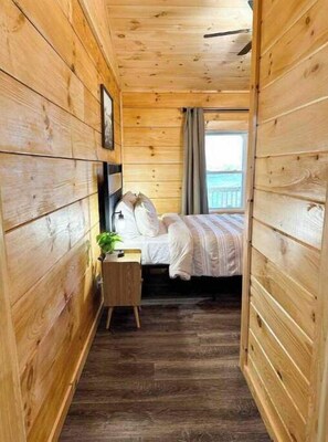 2 bedrooms, desk, free WiFi, bed sheets