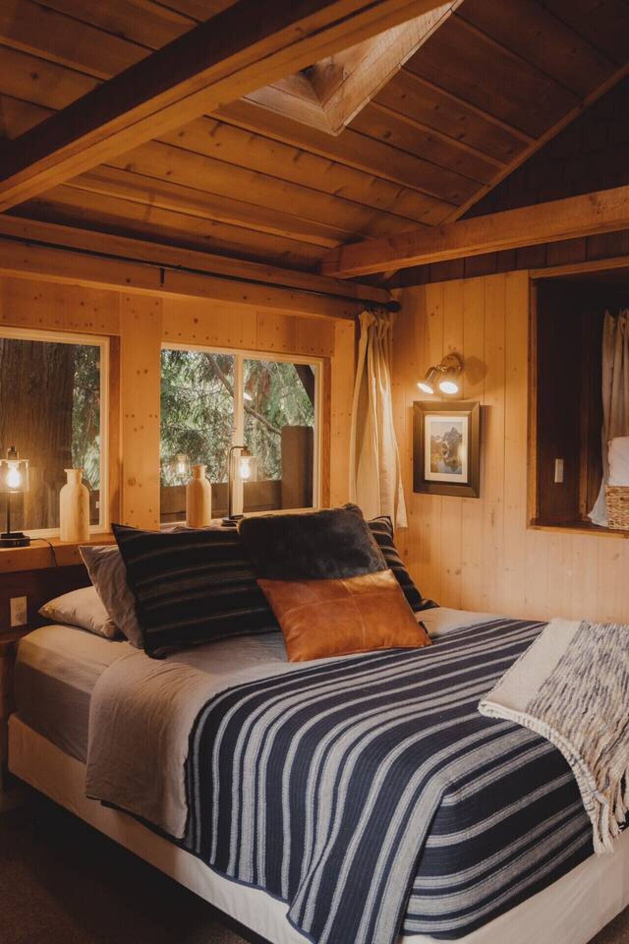 6 habitaciones, escritorio y tabla de planchar con plancha 