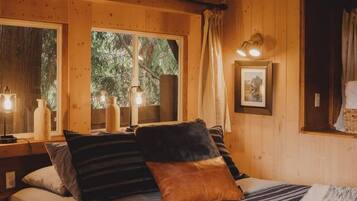 6 makuuhuonetta, työpöytä, silitysrauta/-lauta, vauvan matkasänky