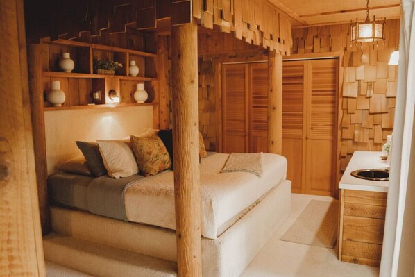 4 bedrooms, desk, iron/ironing board, travel crib