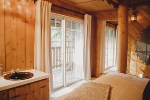 7 Schlafzimmer, Schreibtisch, Bügeleisen/Bügelbrett, Reisekinderbett