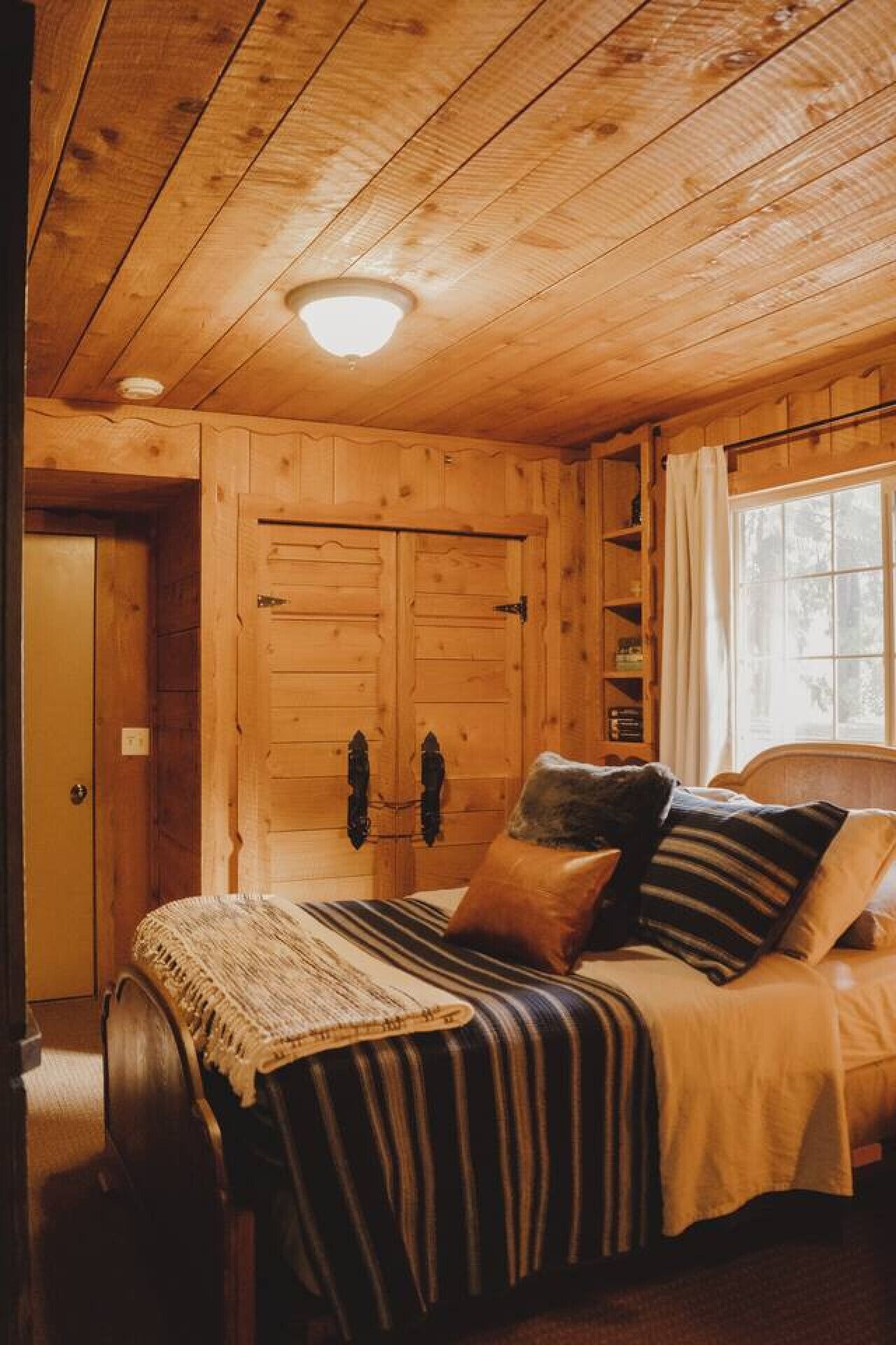 4 habitaciones, escritorio y tabla de planchar con plancha 