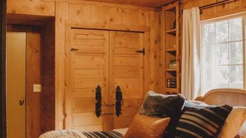 4 habitaciones, escritorio y tabla de planchar con plancha