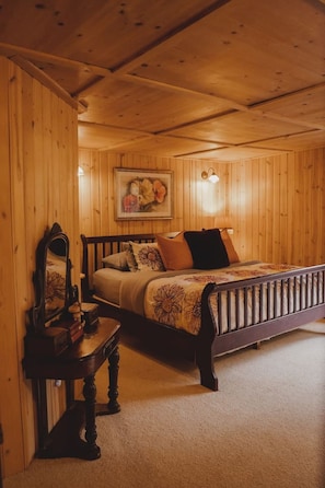 4 bedrooms, desk, iron/ironing board, travel cot