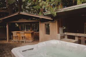 Outdoor spa tub - Olympic Holiday TreeHaus (Port Angeles)