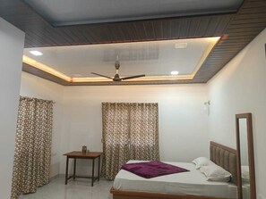 4 bedrooms, WiFi, bed sheets - "Discover Serenity: Madhuban Villa - Your Perfect Escape in Mahabaleshwar (Mahabaleshwar)
