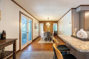 Dining - Woodland Retreat - 15 min to DT Asheville (Alexander)