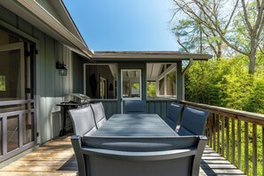 Outdoor dining - Woodland Retreat - 15 min to DT Asheville (Alexander)