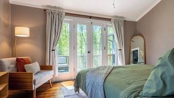 3 bedrooms, desk, iron/ironing board, free WiFi