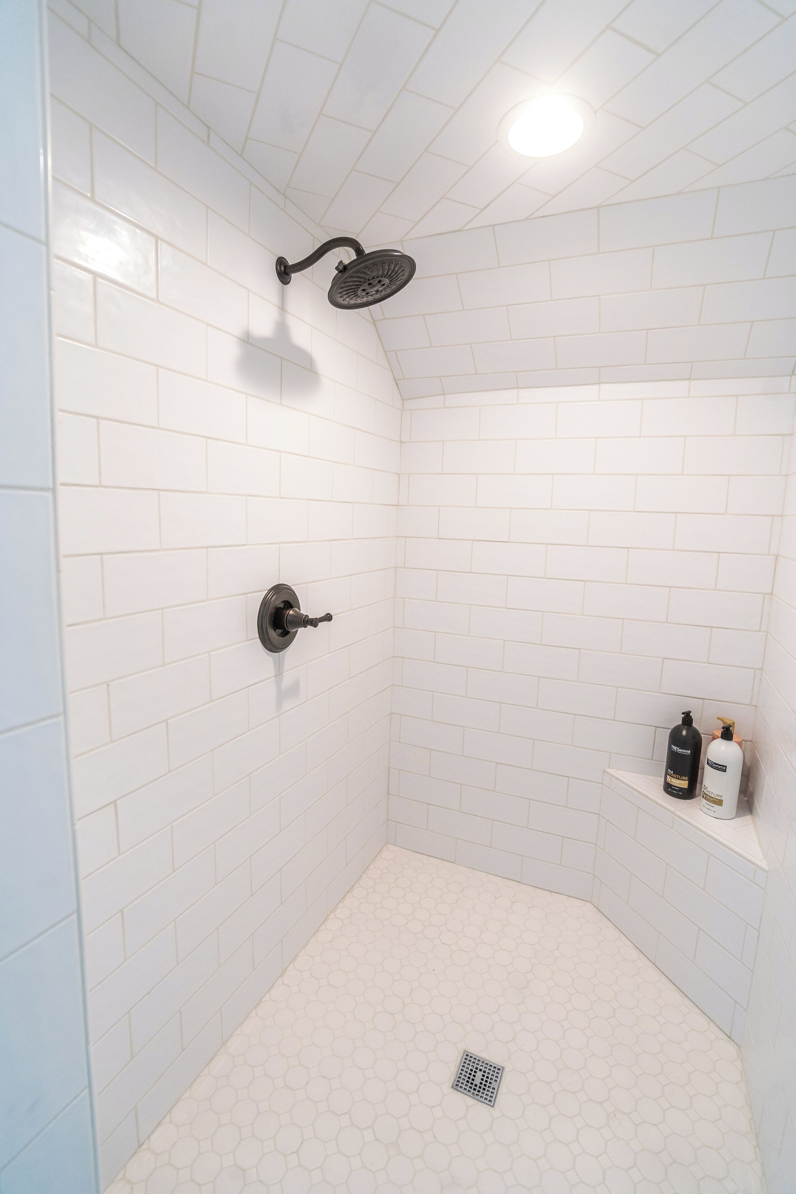 Douche, serviettes fournies, savon, shampoing