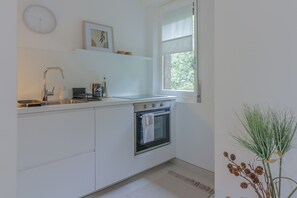 Refrigerador, horno, lavavajillas y cafetera y tetera 