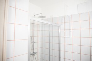 シャワー、ヘアドライヤー、タオル、石鹸