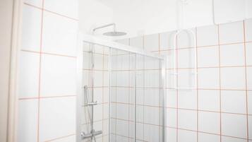 Dusche, Haartrockner, HandtĂŒcher, Seife