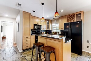 ثلاجة، ميكروويف، فرن، موقد طهي مسطح