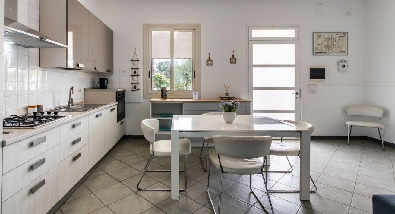 Kühlschrank, Ofen, Herdplatte, Wasserkocher mit Kaffee-/Teezubehör