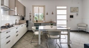 Kylskåp, ugn, spishäll och kaffe- och tebryggare