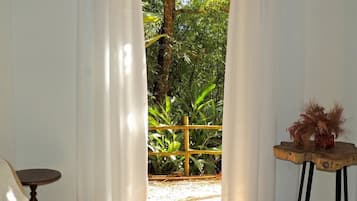 Chalet tradicional, vista al río | Área de sala de estar | Televisión de 28 pulgadas con canales vía satélite