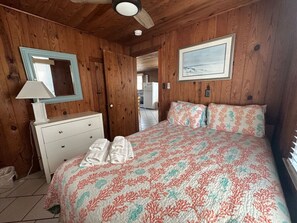 2 bedrooms, WiFi - Sea Captain's Cottage Oceanfront (Kill Devil Hills)