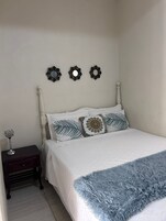 Ferienhaus, 1 Schlafzimmer, Terrasse, am Strand | 1 Schlafzimmer, Bügeleisen/Bügelbrett, kostenloses WLAN, Bettwäsche