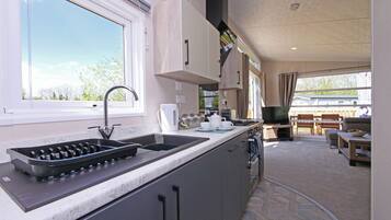 Cabin | Private kitchen | Fridge, oven, stovetop, dishwasher