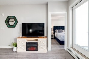 2 bedrooms, desk, iron/ironing board, travel crib - Pet Friendly Apartment w/ Free Underground Parking & Sofa Bed (Calgary)