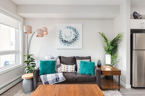 Fernseher, Kamin, Bücher, Arbeitsbereiche
