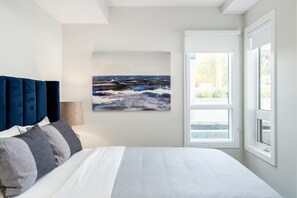 2 bedrooms, desk, iron/ironing board, travel crib - Pet Friendly Apartment w/ Free Underground Parking & Sofa Bed (Calgary)
