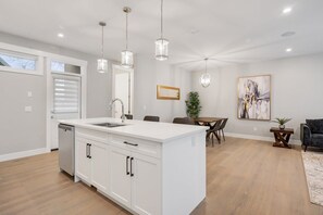 Interior - Townhome w/ Free Parking, King Bed & Pet Friendly (Calgary)