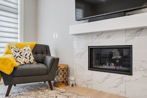TV, fireplace, offices - Townhome w/ Free Parking, King Bed & Pet Friendly (Calgary)