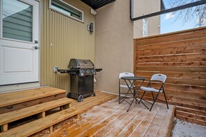 Outdoor dining - Townhome w/ Free Parking, King Bed & Pet Friendly (Calgary)