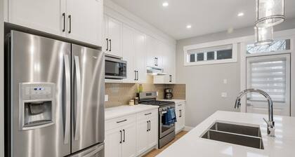 Townhome w/ Free Parking, King Bed & Pet Friendly