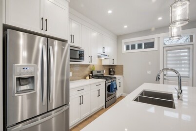 Townhome w/ Free Parking, King Bed & Pet Friendly