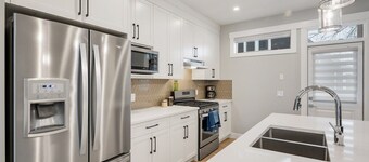 Townhome w/ Free Parking, King Bed & Pet Friendly