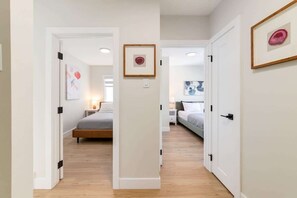 4 soverom, skrivebord, strykejern/-brett og reiseseng for barn