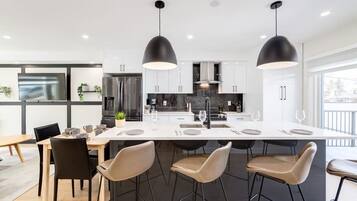 Réfrigérateur, four à micro-ondes, un four, surface de cuisson