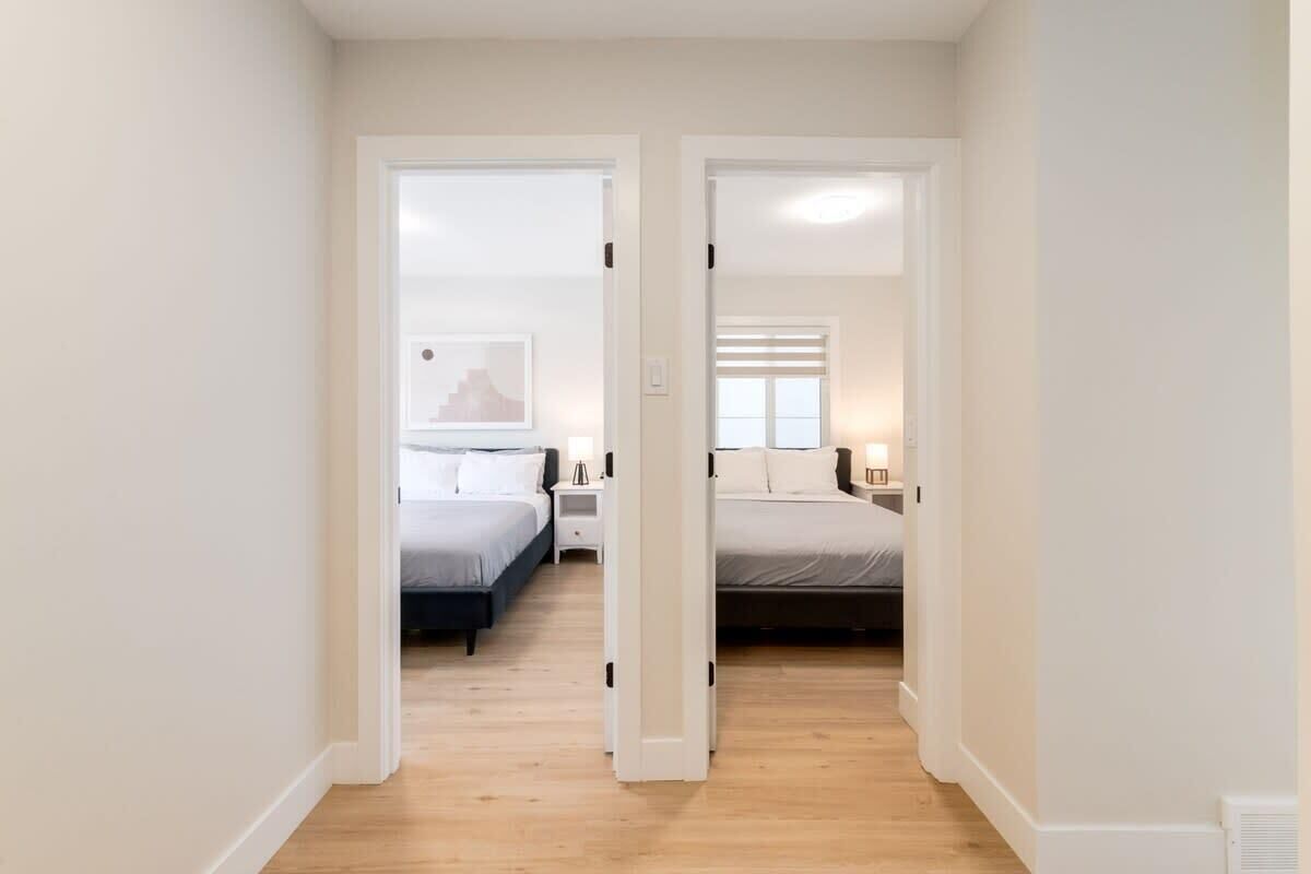 4 bedrooms, desk, iron/ironing board, travel crib