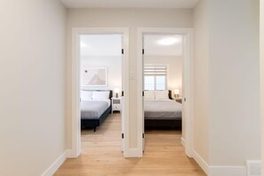 4 bedrooms, desk, iron/ironing board, travel cot - Pet Friendly Unit in SW Calgary (Calgary)