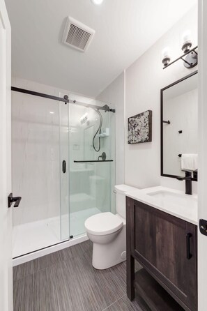 Douche, séchoir à cheveux, serviettes fournies