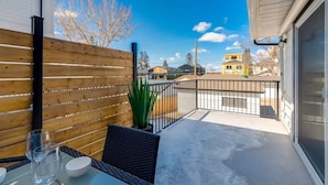 Outdoor dining - Pet Friendly 4BDR w/ Main Floor office/Bed (Calgary)