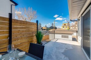 Outdoor dining - Pet Friendly 4BDR w/ Main Floor office/Bed (Calgary)