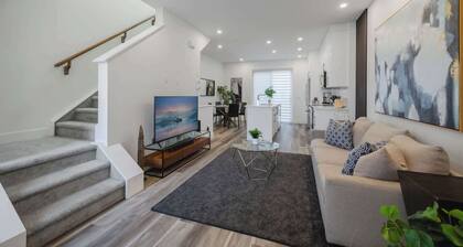 Townhome w/ Free Parking, King Bed & Pet Friendly