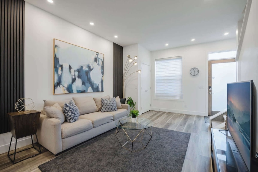 Free Parking, Pet Friendly, 3 Bdr, Prime Location - Calgary